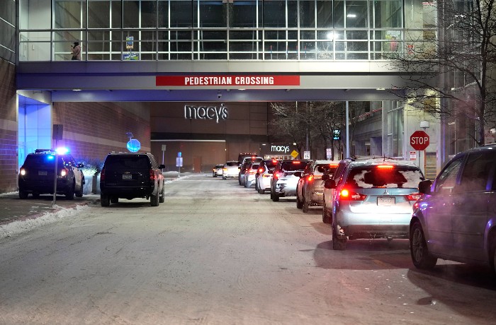 Personas se retiran en sus vehículos tras un tiroteo en el Mall of America, el centro comercial más grande de Estados Unidos, en Bloomington, Minnesota, el viernes 23 de diciembre de 2022.
